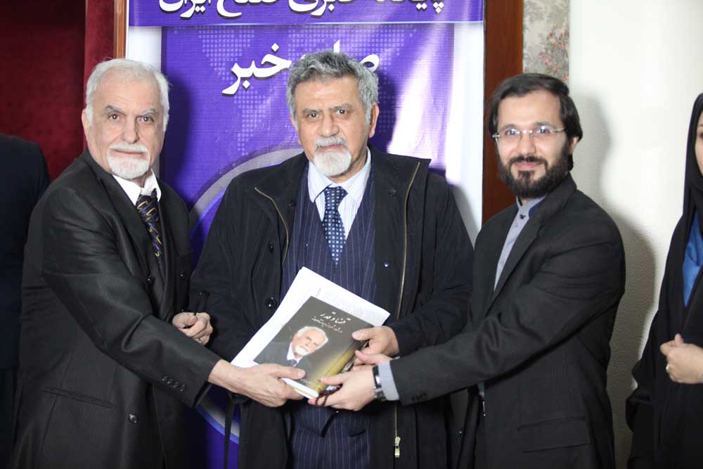 مهندس حسینی و اهدا کتاب قضا و قدر به موسسه صلح