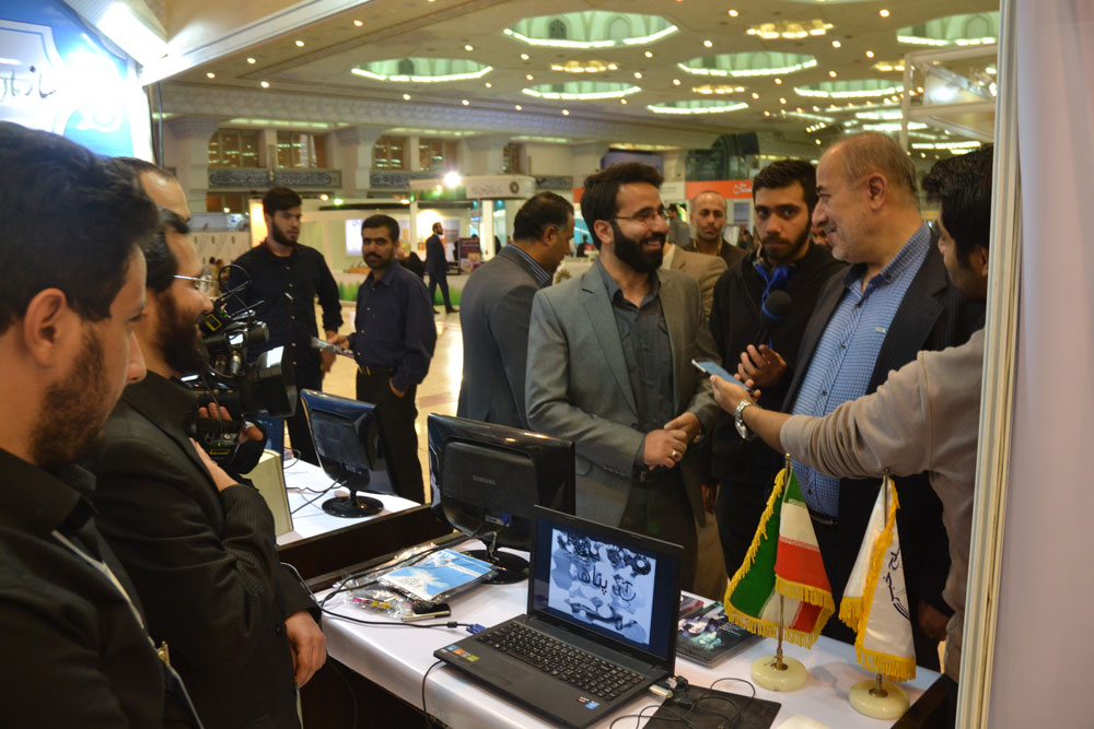 دیدار دکتر صلاحی از غرفه موسسه بین المللی صلح