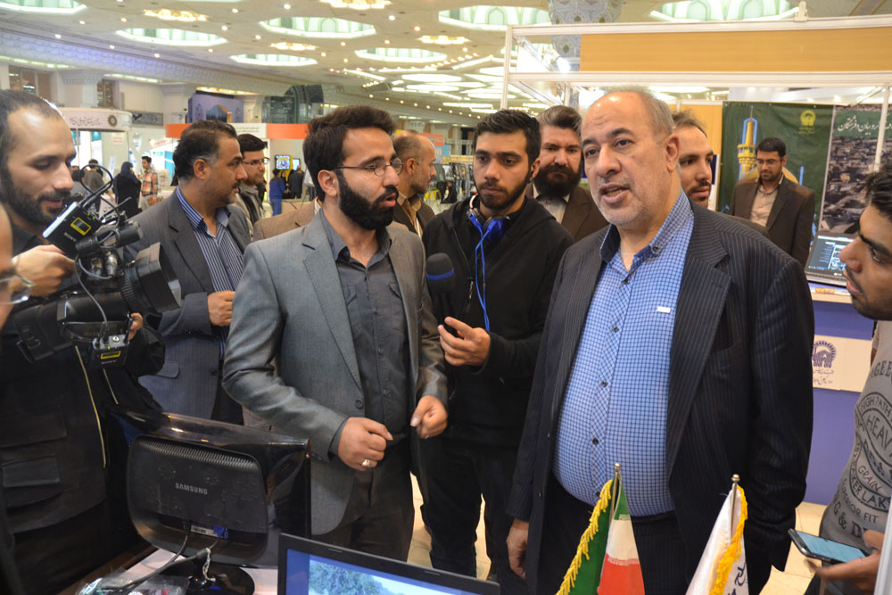 دیدار دکتر صلاحی از غرفه موسسه بین المللی صلح