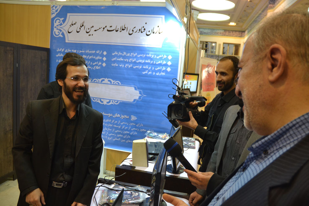 دیدار دکتر صلاحی از غرفه موسسه بین المللی صلح