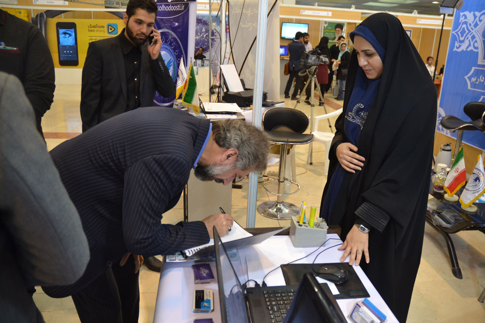 دکتر خوراکیان در غرفه موسسه بین المللی صلح