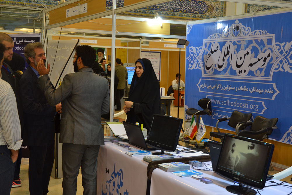 دکتر خوراکیان در غرفه موسسه بین المللی صلح