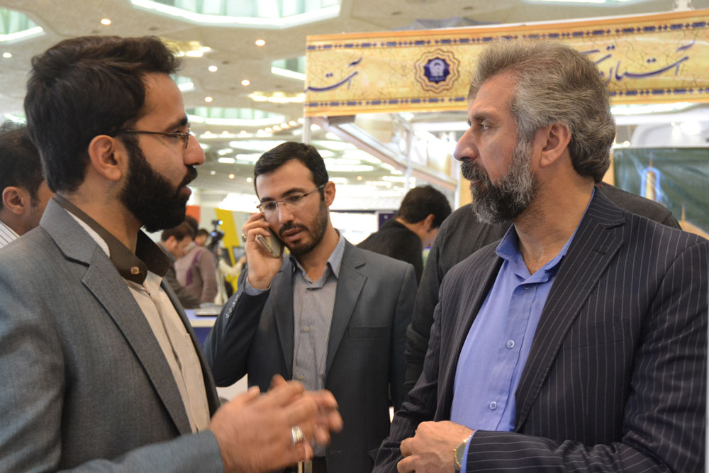 دکتر خوراکیان در غرفه موسسه بین المللی صلح