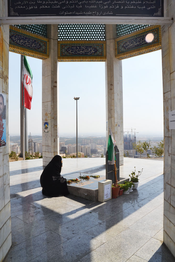 غبار روبي و عطر افشاني مزار شهدای گمنام